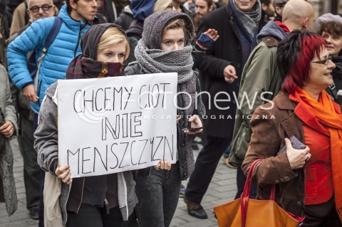 9.11.2013 WARSZAWA MANIFESTACJA ANTYFASZTOWSTOW RAZEM PRZECIWKO NACJONALIZMOWI W ROCZNICE NOCY KRYSZTALOWEJ N/Z MARSZ UCZESTNICY TRANSPARENT  