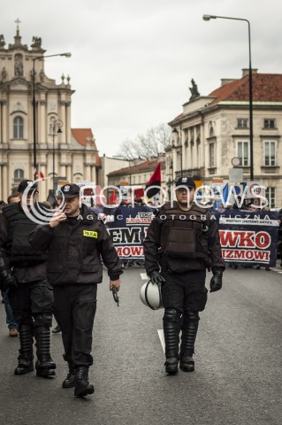  9.11.2013 WARSZAWA MANIFESTACJA ANTYFASZTOWSTOW RAZEM PRZECIWKO NACJONALIZMOWI W ROCZNICE NOCY KRYSZTALOWEJ N/Z MARSZ UCZESTNICY POLICJANCI  