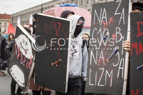  9.11.2013 WARSZAWA MANIFESTACJA ANTYFASZTOWSTOW RAZEM PRZECIWKO NACJONALIZMOWI W ROCZNICE NOCY KRYSZTALOWEJ N/Z MARSZ UCZESTNICY TRANSPARENTY  