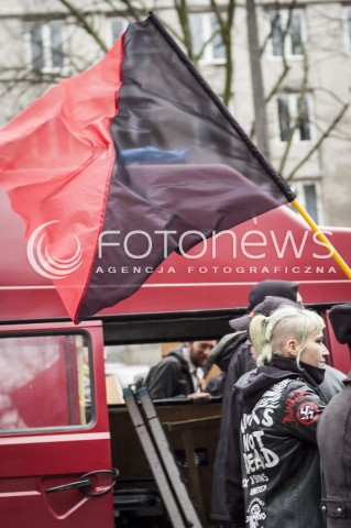  9.11.2013 WARSZAWA MANIFESTACJA ANTYFASZTOWSTOW RAZEM PRZECIWKO NACJONALIZMOWI W ROCZNICE NOCY KRYSZTALOWEJ N/Z MARSZ UCZESTNICY FLAGA ANTIFA  