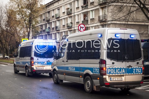  9.11.2013 WARSZAWA MANIFESTACJA ANTYFASZTOWSTOW RAZEM PRZECIWKO NACJONALIZMOWI W ROCZNICE NOCY KRYSZTALOWEJ N/Z MARSZ UCZESTNICY WOZY POLICYJNE  