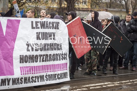 9.11.2013 WARSZAWA MANIFESTACJA ANTYFASZTOWSTOW RAZEM PRZECIWKO NACJONALIZMOWI W ROCZNICE NOCY KRYSZTALOWEJ N/Z MARSZ UCZESTNICY TRANSPARENTY  