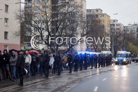  9.11.2013 WARSZAWA MANIFESTACJA ANTYFASZTOWSTOW RAZEM PRZECIWKO NACJONALIZMOWI W ROCZNICE NOCY KRYSZTALOWEJ N/Z MARSZ UCZESTNICY  