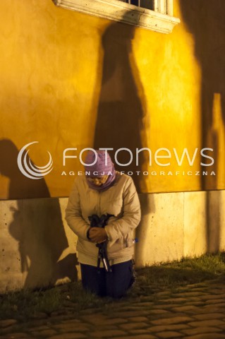  10.11.2013 WARSZAWA MARSZ PAMIECI PRAWA I SPRAWIEDLIWOSCI W RAMACH UCZCZENIA OFIAR KATASTROFY SMOLENSKIEJ ORAZ SWIETA NIEPODLEGLOSCI N/Z MSZA KLECZACA KOBIETA UCZESTNICY  