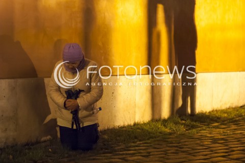  10.11.2013 WARSZAWA MARSZ PAMIECI PRAWA I SPRAWIEDLIWOSCI W RAMACH UCZCZENIA OFIAR KATASTROFY SMOLENSKIEJ ORAZ SWIETA NIEPODLEGLOSCI N/Z MSZA KLECZACA KOBIETA  