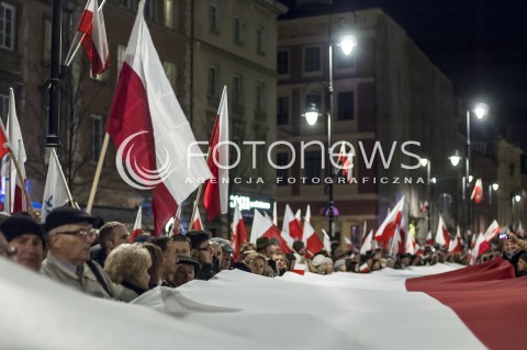  10.11.2013 WARSZAWA MARSZ PAMIECI PRAWA I SPRAWIEDLIWOSCI W RAMACH UCZCZENIA OFIAR KATASTROFY SMOLENSKIEJ ORAZ SWIETA NIEPODLEGLOSCI N/Z MARSZ UCZESTNICY FLAGA  