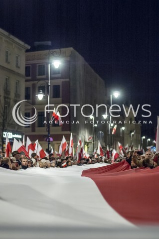 10.11.2013 WARSZAWA MARSZ PAMIECI PRAWA I SPRAWIEDLIWOSCI W RAMACH UCZCZENIA OFIAR KATASTROFY SMOLENSKIEJ ORAZ SWIETA NIEPODLEGLOSCI N/Z MARSZ UCZESTNICY FLAGA  