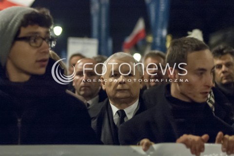  10.11.2013 WARSZAWA MARSZ PAMIECI PRAWA I SPRAWIEDLIWOSCI W RAMACH UCZCZENIA OFIAR KATASTROFY SMOLENSKIEJ ORAZ SWIETA NIEPODLEGLOSCI N/Z MARSZ UCZESTNICY PREZES PIS JAROSLAW KACZYNSKI  