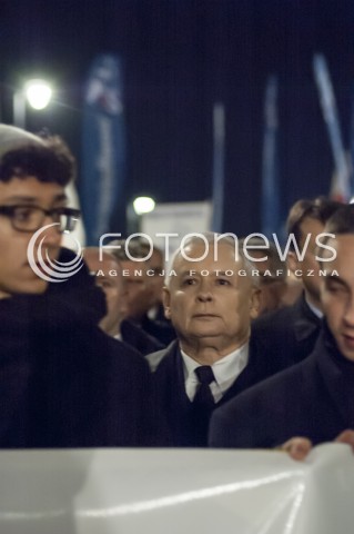  10.11.2013 WARSZAWA MARSZ PAMIECI PRAWA I SPRAWIEDLIWOSCI W RAMACH UCZCZENIA OFIAR KATASTROFY SMOLENSKIEJ ORAZ SWIETA NIEPODLEGLOSCI N/Z MARSZ UCZESTNICY PREZES PIS JAROSLAW KACZYNSKI  