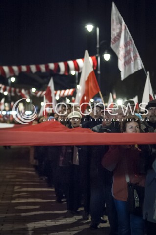 10.11.2013 WARSZAWA MARSZ PAMIECI PRAWA I SPRAWIEDLIWOSCI W RAMACH UCZCZENIA OFIAR KATASTROFY SMOLENSKIEJ ORAZ SWIETA NIEPODLEGLOSCI N/Z MARSZ UCZESTNICY FLAGA  