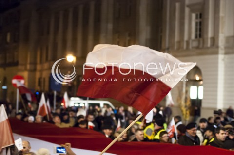 10.11.2013 WARSZAWA MARSZ PAMIECI PRAWA I SPRAWIEDLIWOSCI W RAMACH UCZCZENIA OFIAR KATASTROFY SMOLENSKIEJ ORAZ SWIETA NIEPODLEGLOSCI N/Z MARSZ UCZESTNICY FLAGA  