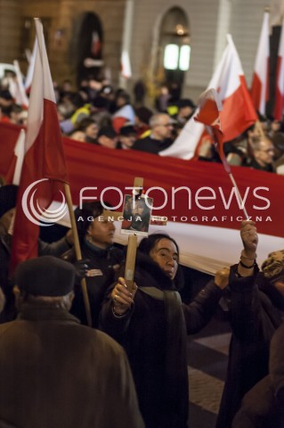  10.11.2013 WARSZAWA MARSZ PAMIECI PRAWA I SPRAWIEDLIWOSCI W RAMACH UCZCZENIA OFIAR KATASTROFY SMOLENSKIEJ ORAZ SWIETA NIEPODLEGLOSCI N/Z MARSZ UCZESTNICY  