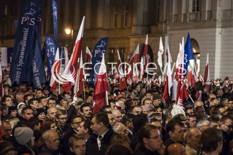 10.11.2013 WARSZAWA MARSZ PAMIECI PRAWA I SPRAWIEDLIWOSCI W RAMACH UCZCZENIA OFIAR KATASTROFY SMOLENSKIEJ ORAZ SWIETA NIEPODLEGLOSCI N/Z MARSZ UCZESTNICY  