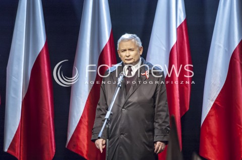  10.11.2013 WARSZAWA MARSZ PAMIECI PRAWA I SPRAWIEDLIWOSCI W RAMACH UCZCZENIA OFIAR KATASTROFY SMOLENSKIEJ ORAZ SWIETA NIEPODLEGLOSCI N/Z MARSZ UCZESTNICY PREZES PIS JAROSLAW KACZYNSKI  