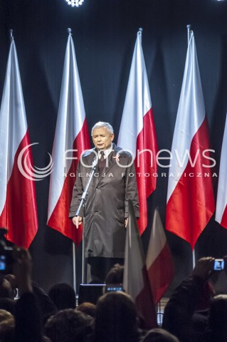  10.11.2013 WARSZAWA MARSZ PAMIECI PRAWA I SPRAWIEDLIWOSCI W RAMACH UCZCZENIA OFIAR KATASTROFY SMOLENSKIEJ ORAZ SWIETA NIEPODLEGLOSCI N/Z MARSZ UCZESTNICY PREZES PIS JAROSLAW KACZYNSKI  