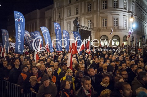  10.11.2013 WARSZAWA MARSZ PAMIECI PRAWA I SPRAWIEDLIWOSCI W RAMACH UCZCZENIA OFIAR KATASTROFY SMOLENSKIEJ ORAZ SWIETA NIEPODLEGLOSCI N/Z MARSZ UCZESTNICY  