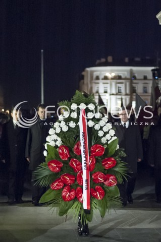  10.11.2013 WARSZAWA MARSZ PAMIECI PRAWA I SPRAWIEDLIWOSCI W RAMACH UCZCZENIA OFIAR KATASTROFY SMOLENSKIEJ ORAZ SWIETA NIEPODLEGLOSCI N/Z MARSZ UCZESTNICY WIENIEC GROB NIEZNANEGO ZOLNIERZA  