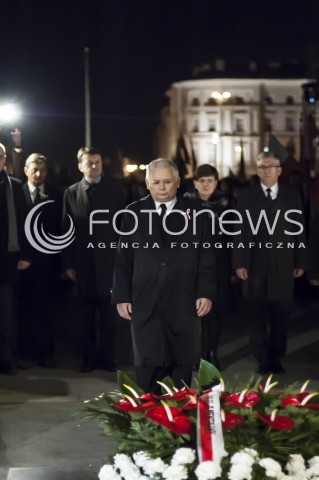  10.11.2013 WARSZAWA MARSZ PAMIECI PRAWA I SPRAWIEDLIWOSCI W RAMACH UCZCZENIA OFIAR KATASTROFY SMOLENSKIEJ ORAZ SWIETA NIEPODLEGLOSCI N/Z MARSZ PREZES PIS JAROSLAW KACZYNSKI SKLADA WIENIEC POD GROBEM NIEZNANEGO ZOLNIERZA  