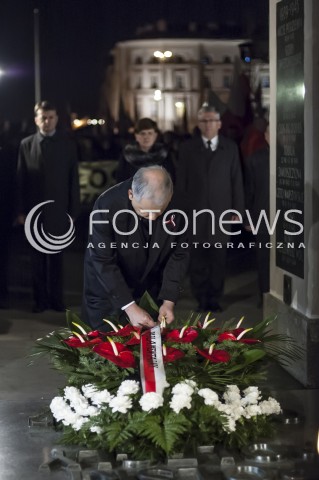  10.11.2013 WARSZAWA MARSZ PAMIECI PRAWA I SPRAWIEDLIWOSCI W RAMACH UCZCZENIA OFIAR KATASTROFY SMOLENSKIEJ ORAZ SWIETA NIEPODLEGLOSCI N/Z MARSZ PREZES PIS JAROSLAW KACZYNSKI SKLADA WIENIEC POD GROBEM NIEZNANEGO ZOLNIERZA  