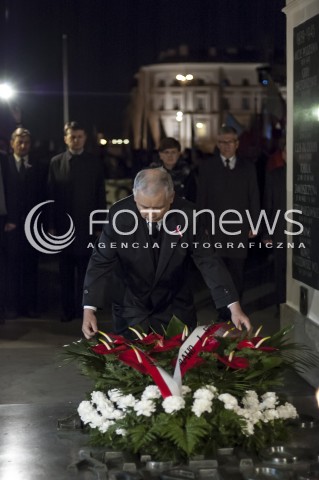  10.11.2013 WARSZAWA MARSZ PAMIECI PRAWA I SPRAWIEDLIWOSCI W RAMACH UCZCZENIA OFIAR KATASTROFY SMOLENSKIEJ ORAZ SWIETA NIEPODLEGLOSCI N/Z MARSZ PREZES PIS JAROSLAW KACZYNSKI SKLADA WIENIEC POD GROBEM NIEZNANEGO ZOLNIERZA  