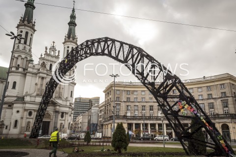  12.11.2013 WARSZAWA ZNISZCZENIA PO MARSZU NIEPODLEGLOSCI 2013 N/Z SPALONA TECZA NA PLACU ZBAWICIELA  