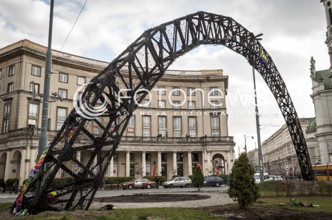  12.11.2013 WARSZAWA ZNISZCZENIA PO MARSZU NIEPODLEGLOSCI 2013 N/Z SPALONA TECZA NA PLACU ZBAWICIELA  