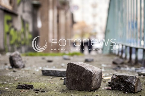  12.11.2013 WARSZAWA ZNISZCZENIA PO MARSZU NIEPODLEGLOSCI 2013 N/Z KOSTKA BRUKOWA ROZBITE BUTELKI  
