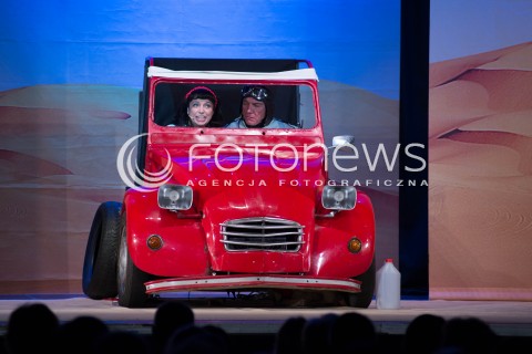  14.11.2013 WARSZAWA <br />SPEKTAKL MALZENSKI RAJD DAKAR W TEATRZE PALLADIUM<br />N/Z KATARZYNA PAKOSINKA MIROSLAW ZBROJEWICZ<br /> 