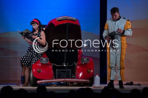  14.11.2013 WARSZAWA <br />SPEKTAKL MALZENSKI RAJD DAKAR W TEATRZE PALLADIUM<br />N/Z KATARZYNA PAKOSINKA MIROSLAW ZBROJEWICZ<br /> 