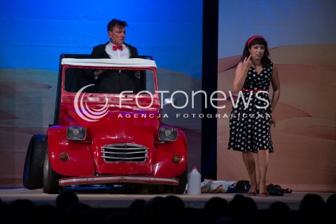  14.11.2013 WARSZAWA <br />SPEKTAKL MALZENSKI RAJD DAKAR W TEATRZE PALLADIUM<br />N/Z KATARZYNA PAKOSINKA MIROSLAW ZBROJEWICZ<br /> 