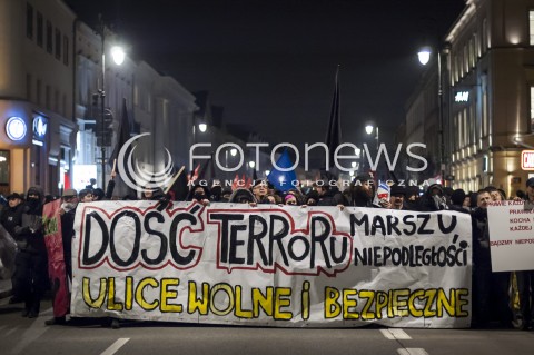  15.11.2013 WARSZAWA MARSZ PRZECIWKO MARSZOWI NIEPODLEGLOSCI N/Z UCZESTNICY MANIFESTUJACY CZOLO POCHODU TRANSPARENT   