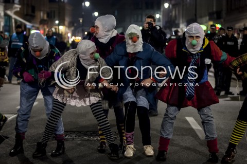  15.11.2013 WARSZAWA MARSZ PRZECIWKO MARSZOWI NIEPODLEGLOSCI N/Z UCZESTNICY MANIFESTUJACY CLOWNY  