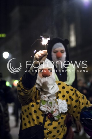  15.11.2013 WARSZAWA MARSZ PRZECIWKO MARSZOWI NIEPODLEGLOSCI N/Z UCZESTNICY MANIFESTUJACY CLOWN   