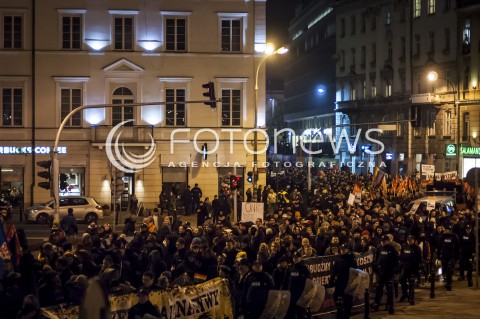  15.11.2013 WARSZAWA MARSZ PRZECIWKO MARSZOWI NIEPODLEGLOSCI N/Z UCZESTNICY MANIFESTUJACY TLUM  