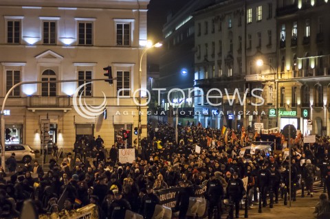  15.11.2013 WARSZAWA MARSZ PRZECIWKO MARSZOWI NIEPODLEGLOSCI N/Z UCZESTNICY MANIFESTUJACY TLUM  