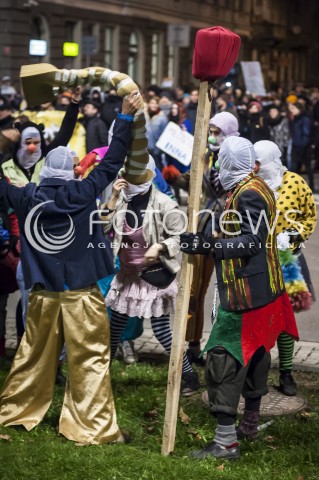  15.11.2013 WARSZAWA MARSZ PRZECIWKO MARSZOWI NIEPODLEGLOSCI N/Z UCZESTNICY MANIFESTUJACY CLOWNY  