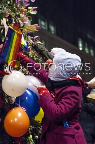 15.11.2013 WARSZAWA MARSZ PRZECIWKO MARSZOWI NIEPODLEGLOSCI N/Z UCZESTNICY MANIFESTUJACY PRZYCZEPIAJACY KWIATKI DO TECZY  