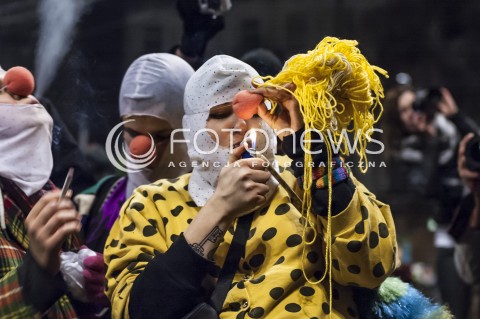  15.11.2013 WARSZAWA MARSZ PRZECIWKO MARSZOWI NIEPODLEGLOSCI N/Z UCZESTNICY MANIFESTUJACY CLOWN  
