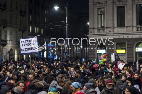  15.11.2013 WARSZAWA MARSZ PRZECIWKO MARSZOWI NIEPODLEGLOSCI N/Z UCZESTNICY MANIFESTUJACY TLUM TRANSPARENT  