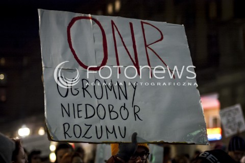  15.11.2013 WARSZAWA MARSZ PRZECIWKO MARSZOWI NIEPODLEGLOSCI N/Z TRANSPARENT  