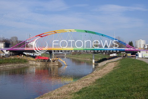  15.11.2013 RZESZOW<br />
DOBIEGA KONCA BUDOWA TECZOWEGO MOSTU NARUTOWICZA W RZESZOWIE<br />
N/Z TECZOWY MOST<br />
 