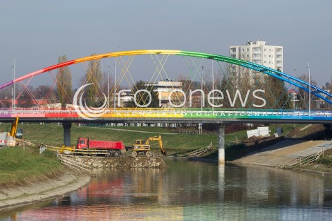  15.11.2013 RZESZOW<br />
DOBIEGA KONCA BUDOWA TECZOWEGO MOSTU NARUTOWICZA W RZESZOWIE<br />
N/Z TECZOWY MOST<br />
 