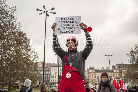  15.11.2013 WARSZAWA MIEDZYNARODOWY MARSZ DLA KLIMATU I SPRAWIEDLIWOSCI SPOLECZNEJ PODCZAS 19 SZCZYTU KLIMATYCZNEGO W WARSZAWIE N/Z UCZESTNICY TRANSPARENT  