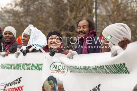  15.11.2013 WARSZAWA MIEDZYNARODOWY MARSZ DLA KLIMATU I SPRAWIEDLIWOSCI SPOLECZNEJ PODCZAS 19 SZCZYTU KLIMATYCZNEGO W WARSZAWIE N/Z UCZESTNICY TRANSPARENT  