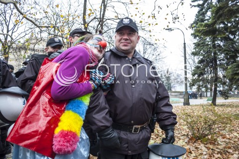  15.11.2013 WARSZAWA MIEDZYNARODOWY MARSZ DLA KLIMATU I SPRAWIEDLIWOSCI SPOLECZNEJ PODCZAS 19 SZCZYTU KLIMATYCZNEGO W WARSZAWIE N/Z UCZESTNICY CLOWN POLICJA  