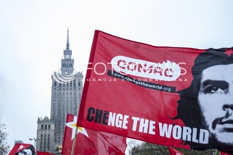 15.11.2013 WARSZAWA MIEDZYNARODOWY MARSZ DLA KLIMATU I SPRAWIEDLIWOSCI SPOLECZNEJ PODCZAS 19 SZCZYTU KLIMATYCZNEGO W WARSZAWIE N/Z FLAGA Z PODOBIZNA CHE GUEVARY  