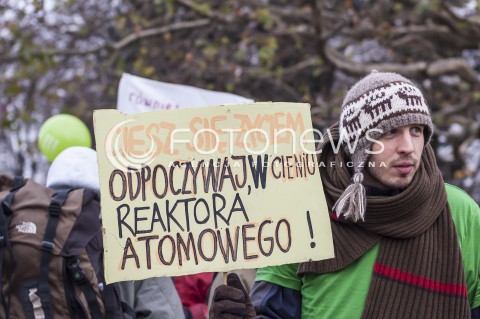 15.11.2013 WARSZAWA MIEDZYNARODOWY MARSZ DLA KLIMATU I SPRAWIEDLIWOSCI SPOLECZNEJ PODCZAS 19 SZCZYTU KLIMATYCZNEGO W WARSZAWIE N/Z UCZESTNICY TRANSPARENT  