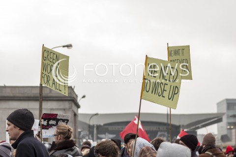  15.11.2013 WARSZAWA MIEDZYNARODOWY MARSZ DLA KLIMATU I SPRAWIEDLIWOSCI SPOLECZNEJ PODCZAS 19 SZCZYTU KLIMATYCZNEGO W WARSZAWIE N/Z UCZESTNICY TRANSPARENT  