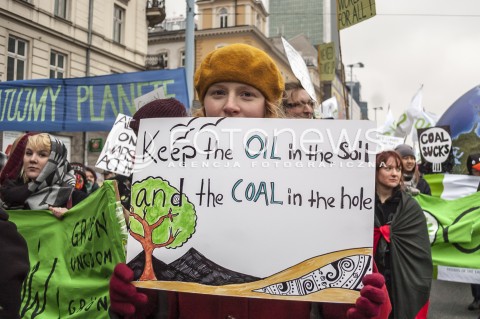  15.11.2013 WARSZAWA MIEDZYNARODOWY MARSZ DLA KLIMATU I SPRAWIEDLIWOSCI SPOLECZNEJ PODCZAS 19 SZCZYTU KLIMATYCZNEGO W WARSZAWIE N/Z UCZESTNICY TRANSPARENT  
