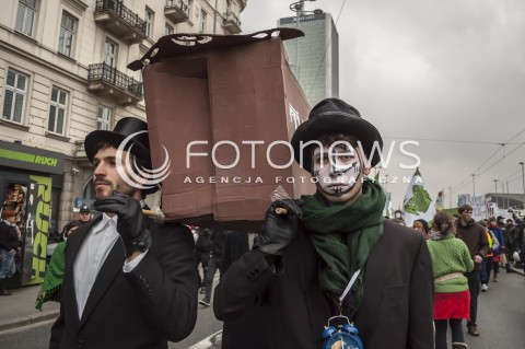  15.11.2013 WARSZAWA MIEDZYNARODOWY MARSZ DLA KLIMATU I SPRAWIEDLIWOSCI SPOLECZNEJ PODCZAS 19 SZCZYTU KLIMATYCZNEGO W WARSZAWIE N/Z UCZESTNICY TRANSPARENT  